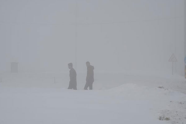 Bakanların uçağına sis engeli