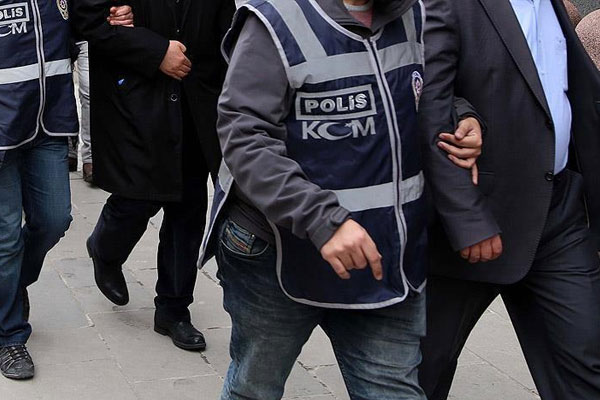 İzmir'de 5 eski emniyet mensubu tutuklandı