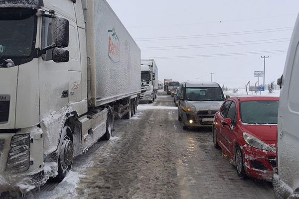 Bursa-İzmir karayolu ulaşıma kapandı