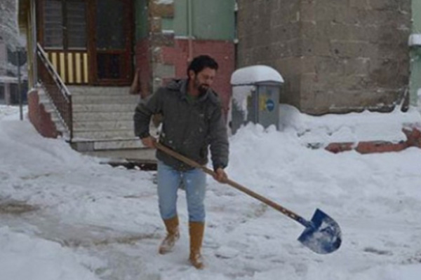 Kar çalışması yapan belediye işçisi 6 bilezik buldu