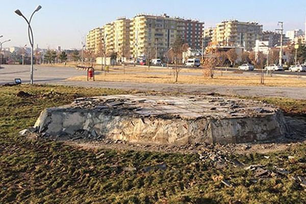 Diyarbakır'da kayyum Roboski anıtını yıktı