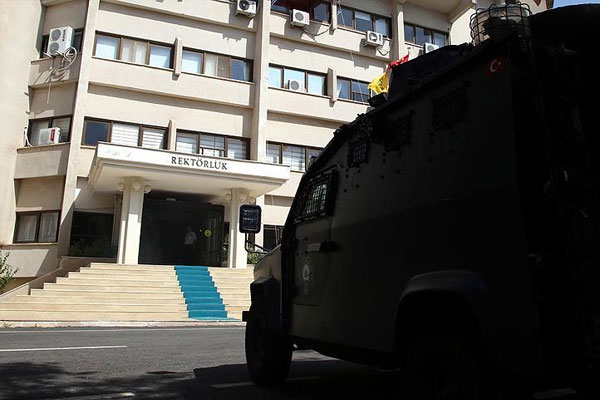 Dicle Üniversitesi'ne FETÖ operasyonu
