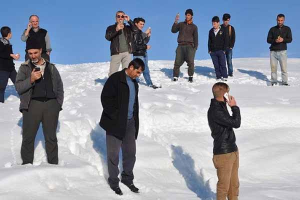 Telefonla konuşmak için soğukta tepeye çıkıyorlar