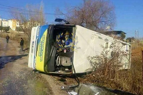 Minik futbolcuları taşıyan otobüs devrildi