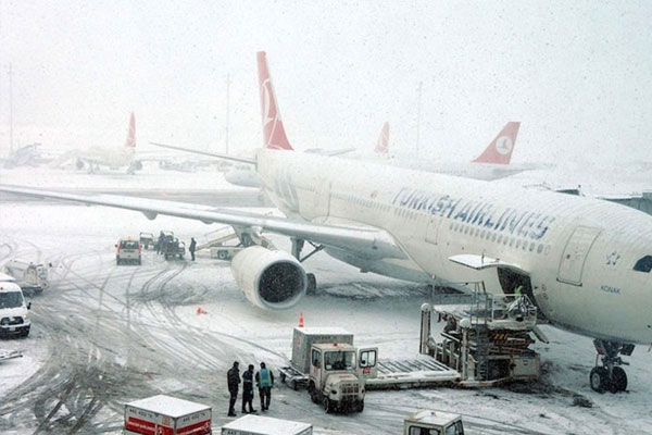 İstanbul’da uçaklar başka meydanlara yönlendirildi