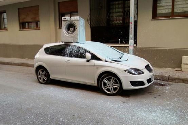 Üzerine çamaşır makinesi atılan otomobil hala alınmadı