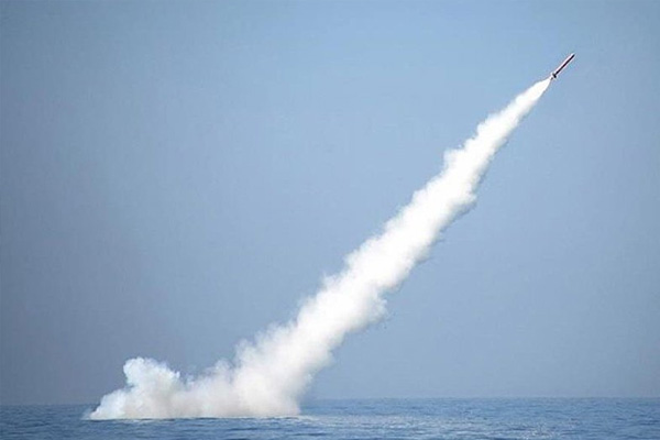 Pakistan'da denizaltından bir ilk