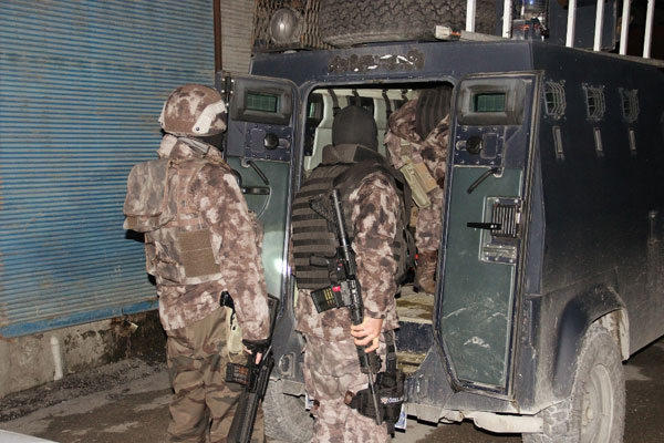 Adana'da 1 ton uyuşturucu ele geçirildi