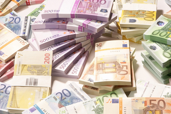 Euro 4 lirayı aştı