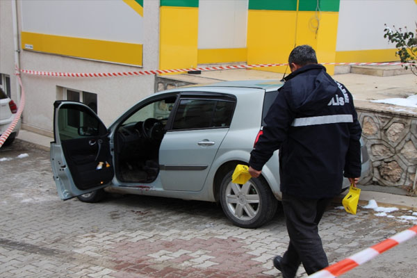 Eski AK Partili aracında infaz edildi