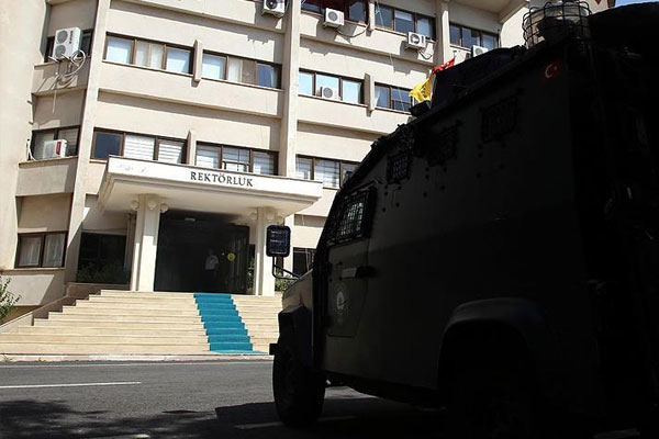 Dicle Üniversitesi'ne FETÖ operasyonu