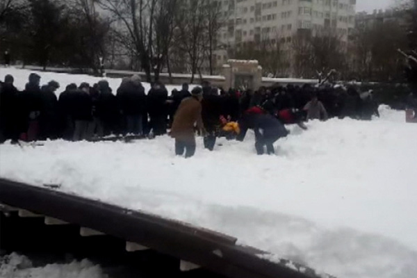 Cenaze namazında tente çöktü