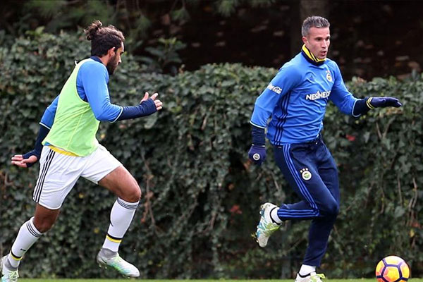 Van Persie kamptan ayrıldı