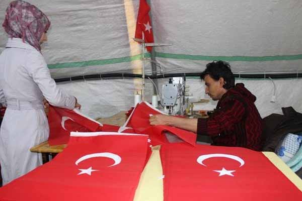 Suriyelilerden 50 bin Türk bayrağı