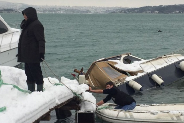 Yoğun kar yağışı tekne batırdı
