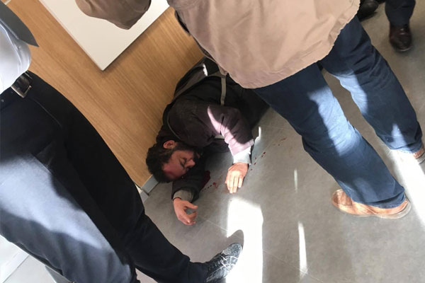 Güvenlik görevlisi soyguncuyu hastanelik etti