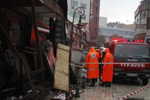 20 metrelik balkon çöktü