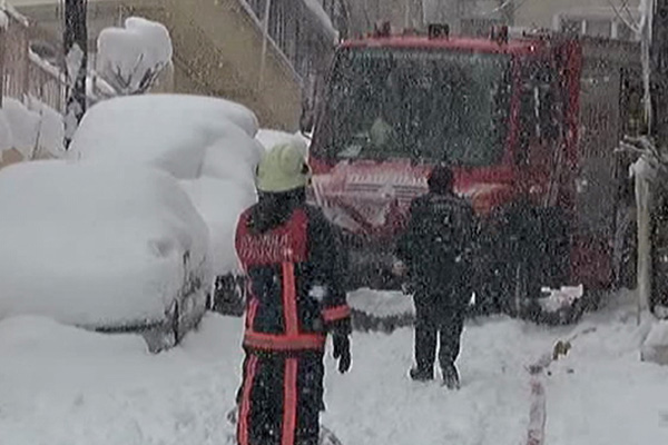 İstanbul'da bir binanın çatısı çöktü
