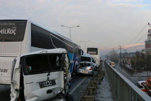 İzmir'de 20 araç birbirine girdi