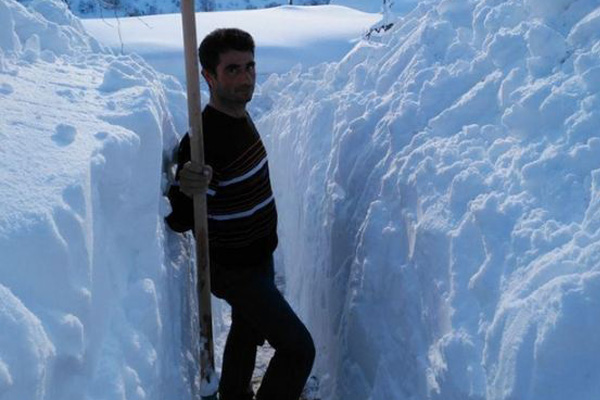 Konya'da kar kalınlığı insan boyunu aştı