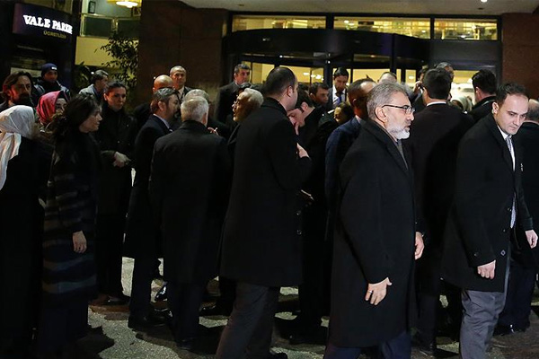 Yıldırım burnu kırılan Şahin'i ziyaret etti