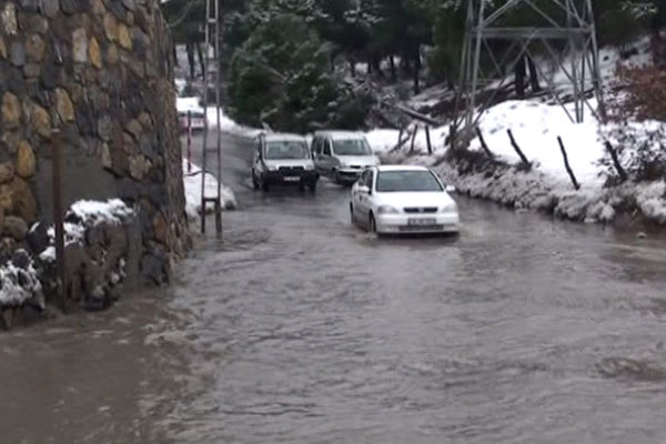 Eriyen kar suları sürücüleri zorladı