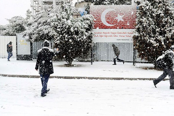 Uşak'ta eğitime kar engeli