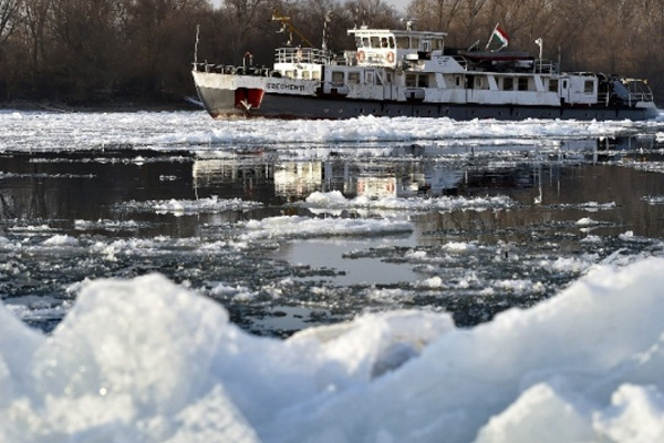 Tuna Nehri buz tuttu