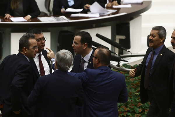 Meclis gergin başladı