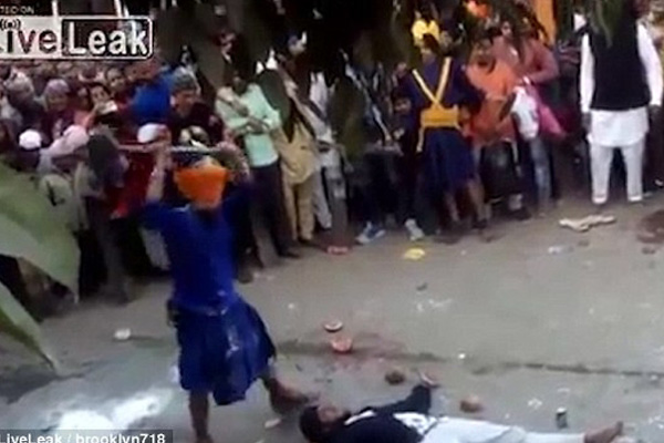 Balyozu kafasına indirdi