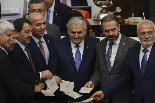 Anayasa teklifinin 8. maddesi kabul edildi