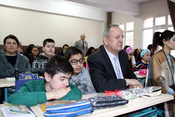 175 bin öğrenci gözlerini 5 dakikalığına kapattı