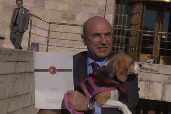 CHP’li vekil Meclis’e köpeğiyle geldi