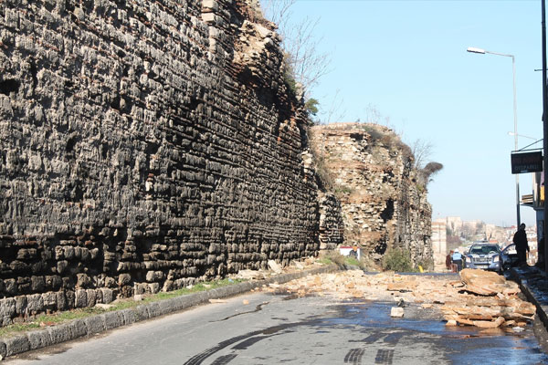 İstanbul'da surlar minibüsün üzerine çöktü
