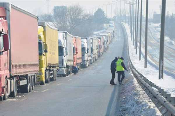 Kapıkule'de TIR kuyruğu 24 kilometre