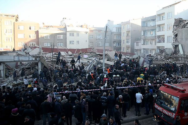 Zeytinburnu'nda bina çöktü: Ölü ve yaralılar var