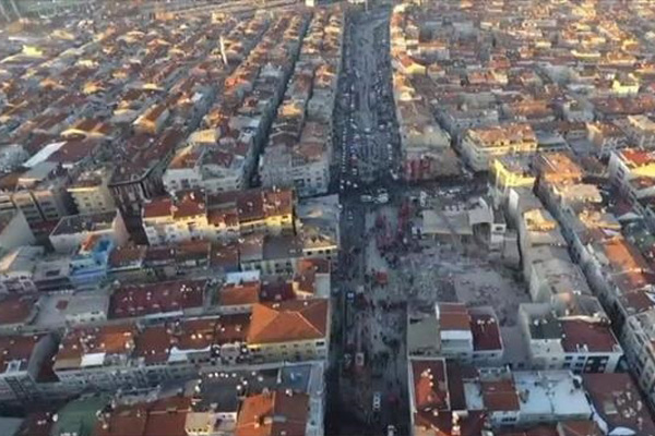 Zeytinburnu’nda çöken binanın enkazı havadan görüntülendi