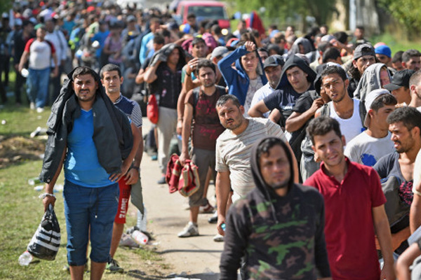 İngiltere'de hükümetin 'sığınmacı' politikası eleştiriliyor