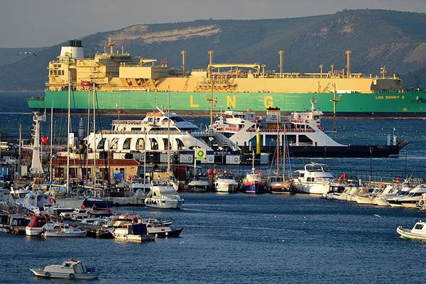 Dev tankerin geçişi Çanakkale Boğazı'nı kapattı