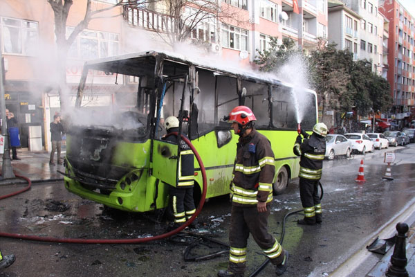 Kocaeli’de özel halk otobüsü alev alev yandı