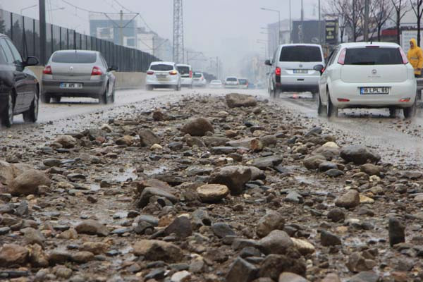 Bursa'da kamyonunun taşıdığı kayalar yola düştü