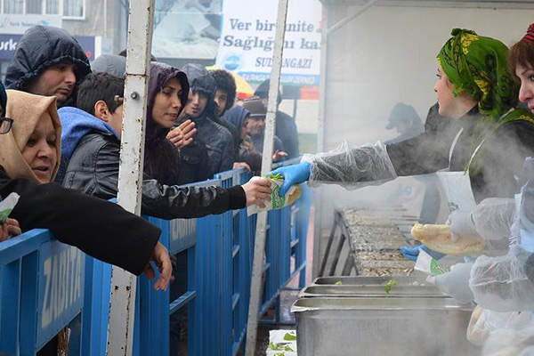 Sultangazi'de vatandaşlara 5 ton hamsi dağıtıldı
