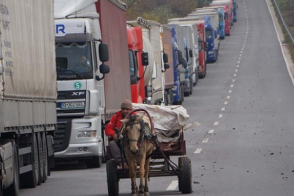 Sınır kapılarında kilometrelerce kuyruk oluştu