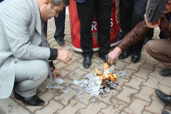 Muhtarlar dolar yaktı