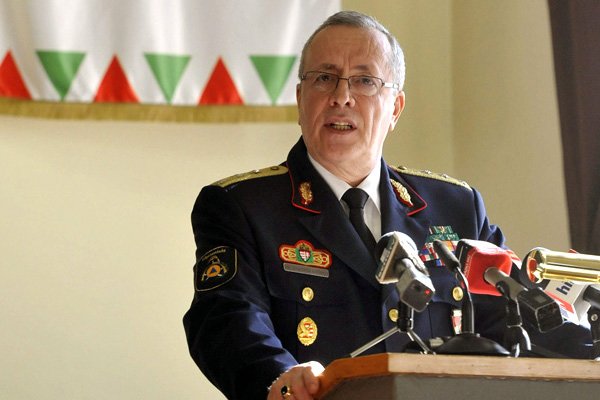 Macaristan, sığınmacıları gözaltında tutacak