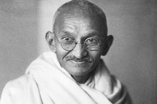 Hindistan'da gündem: Amazon'daki 'Gandhi' resimli terlik