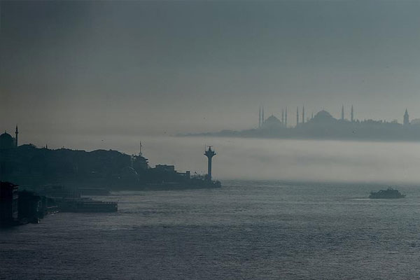 İstanbul'da boğaz trafiğine sis engeli
