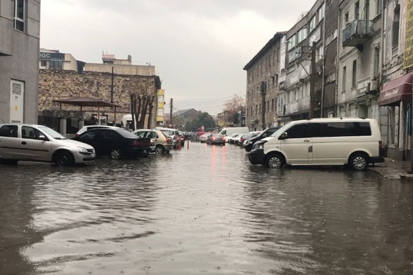 İzmir caddeleri göle döndü