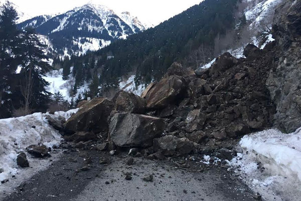 Heyelan karayolunu kapattı