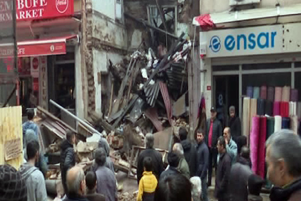 Fatih'te 3 katlı metruk bina çöktü